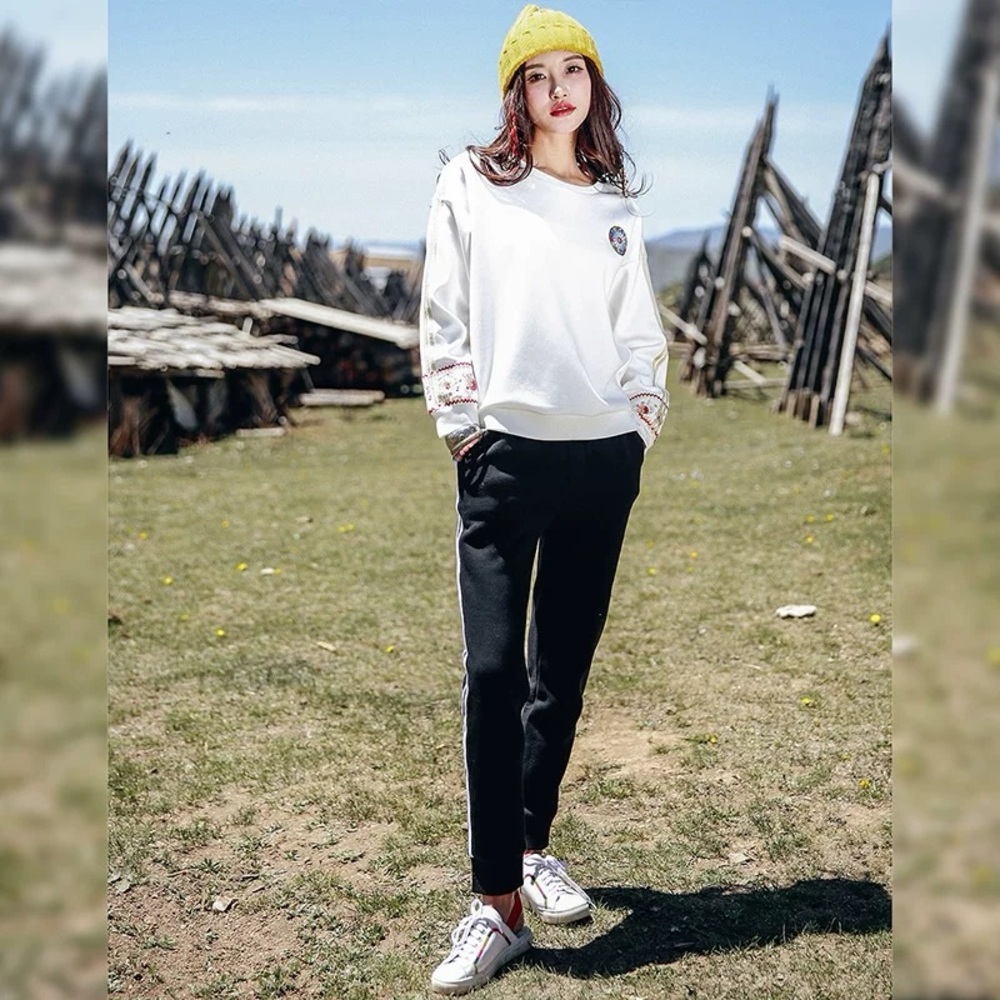 Embroidered White Sweatshirt